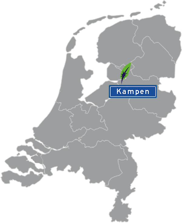Grijze kaart van Nederland met Kampen aangegeven voor maatwerk taalcursus Engels zakelijk - blauw plaatsnaambord met witte letters en Dagnall veer - transparante achtergrond - 600 * 733 pixels